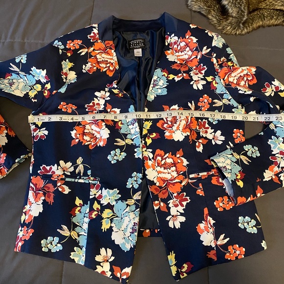 •SIMPLY STYLED• Large • Navy Floral Blazer - Picture 8 of 9